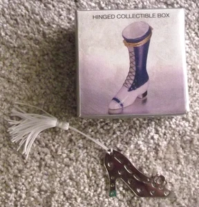 May Co Marke Mini aufklappbares Sammlerstück Damen Stiefel Schuhkarton Porzellan & Lesezeichen - Bild 1 von 8