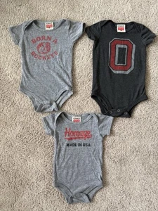 Paket 3 Hommage Ohio State Buckeyes grau Strampler Einteiler Größe 0-3/3-6 Monate - Bild 1 von 7