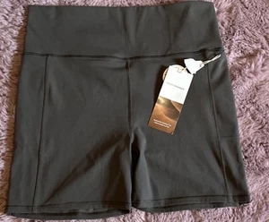 Vuori Shorts Studio Pocket High Rise Short Fabric 5" Woman’s New Size Xl - Picture 1 of 7
