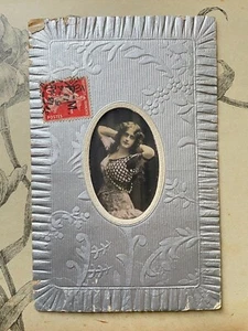 Carte Postale ancienne fantaisie - Argentée Gaufrée jeune femme  - Imagen 1 de 2