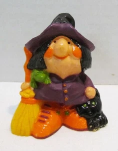 HALLMARK 1977 ALEGRE MINIATURA BRUJA FEA CON ESCOBA FIGURA DE HALLOWEEN DE COLECCIÓN - Imagen 1 de 3