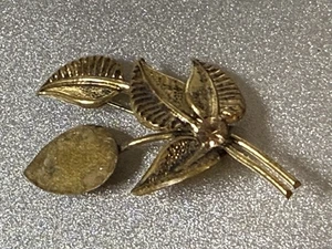 Vintage Goldtone Leaf Brooch (CJ-A1-1-12) - Picture 1 of 5