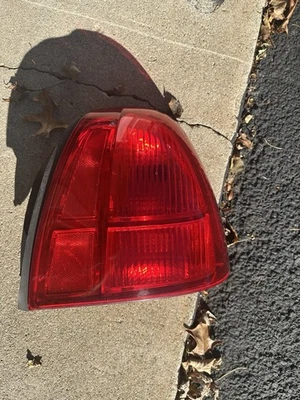 Luz trasera derecha pasajero Lincoln Town Car 2003 a 2011 Foto 1 de 4