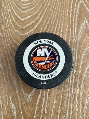 Disco de hockey usado juego oficial New York Islanders Foto 1 de 2