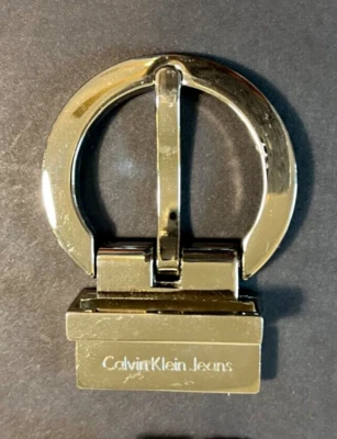 Pantalones de mezclilla Calvin Klein pequeños UNISEX plateados hebilla redonda logotipo cinturón hebilla excelente Foto 1 de 4