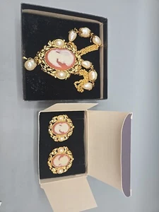 KJL Kenneth Lane Avon KAMEE goldfarbene Anstecknadel Halskette & Clip Ohrringe SET - Bild 1 von 3