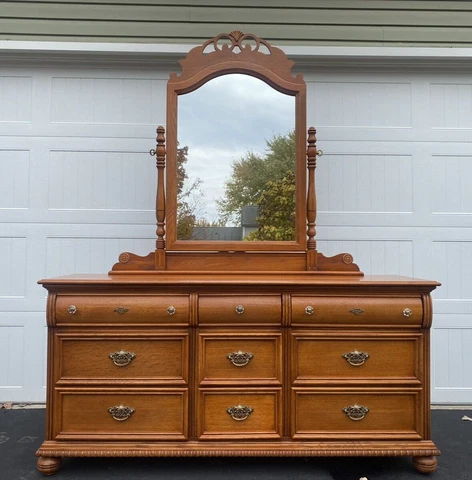 Lexington Furniture Victoriana Dresser with Spindle Mirror Cover