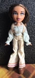MUÑECA BRATZ 10"", 1a EDICIÓN YASMIN CON ATUENDO ORIGINAL Y BOTAS DE FLORES, 2001, ¡BUENA! - Imagen 1 de 12