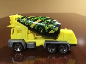 Hot Wheels Oshkosh Concrete Mixer Neon Yellow #863 1991 1:64 Malaysia - Picture 1 of 8