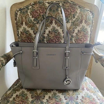 Bolso de Hombro Michael Kors Voyager Grande Cuero Saffiano Gris Foto 1 de 4