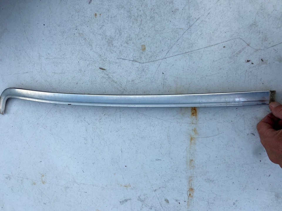 1266702622 WINDSHIELD TRIM RIGHT W126 300SD 300SE 350SD 500SEL 560SEL 420SEL 350 - Image 1 of 1