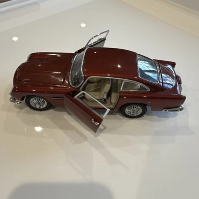 Aston Martin DB5 1964 cupé Dubonnet rojo 1/24 AA-118 Danbury como nuevo Foto 1 de 4