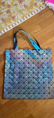 Bolso de Mano Edición Limitada BAO BAO ISSEY MIYAKE Arco Iris Metálico Foto 1 de 3