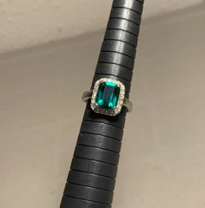 Anillo vintage para mujer 7 plata esterlina imitación verde esmeralda circonita cúbica cóctel - Imagen 1 de 6
