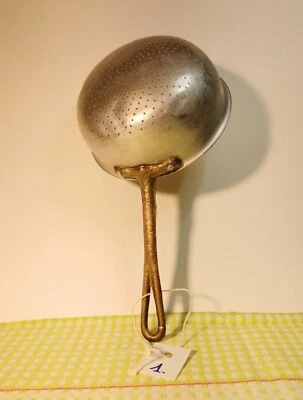 colino alluminio manico ottone UTENSILE DA CUCINA VINTAGE (A1) passino primi 900 - Immagine 1 di 4