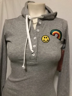 CASI FAMOSO Pullover Manga Larga Parche Gris Sudadera con Capucha Junior Niñas Talla XS NUEVO Foto 1 de 4