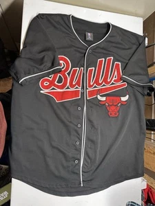 CHICAGO BULLS Button Down Trikot Erwachsene XL - genähter Front-/Rückendruck auf schön - Bild 1 von 4