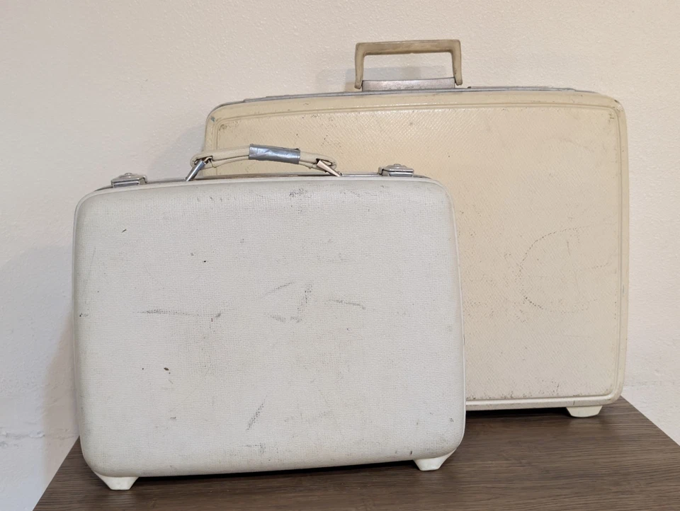 Vintage Samsonite Sentry 20x16x7 & American Tourister 16x13x6 Cream Suitcases - Image 1 of 4