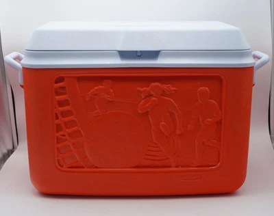 Enfriador de cofre de hielo vintage Rubbermaid 48 cuartos escena fútbol modelo 1943/44/45/51 Foto 1 de 4