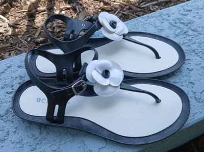 Sandalias planas de verano negras BCBG para mujer talla 8 correa en el tobillo acento floral blanco Foto 1 de 4