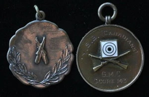 Zwei gekreuzte Gewehre mit emaillierter Zielscheibe oben, gravierte Legenden - Ellis-Birks - Bild 1 von 2