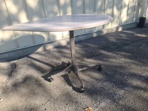 teardrop "Everywhere" table designed by Dan Grabowski for Herman Miller. - Picture 1 of 4