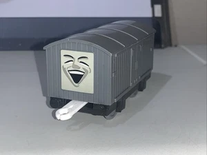 THOMAS & FRIENDS TRACKMASTER, CAMION PROBLEMATICO COPERTO CHE RIDE 2002 TOMY OTTIME CONDIZIONI - Foto 1 di 7