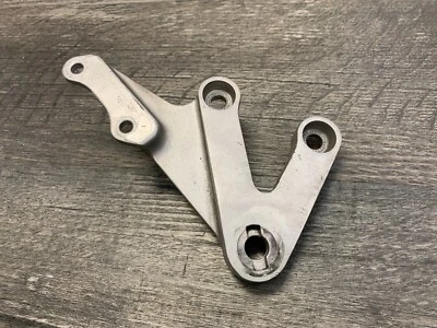 Suzuki GSXR750 GSXR600 GSXR1000 OEM Front Right Footrest Footpeg Peg Bracket * - Изображение 1 из 4