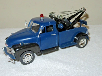 1953 CHEVROLET CHEVY TOW WRECKER BLUE 1:24 OPENING HOOD, DOORS & TOWBAR - Image 1 of 4