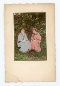 PHOTO vers 1900, deux femmes en kimono posent dans un jardin hand tinted - Picture 1 of 2