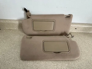 Juego de 6 parasol Mazda 2005-2006 lado derecho con morrores/luces beige OEM - Imagen 1 de 3