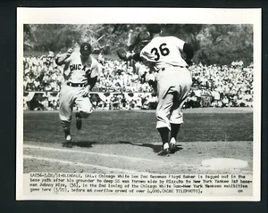 Floyd Baker & Johnny Mize 1951 Press Photo White Sox Yankees game at Glendale - Picture 1 of 2