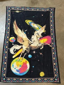 Arazzo vintage anni 80 Pegasus Space vellutato grande unicorno psichedelico nostalgico - Foto 1 di 4