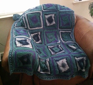 NUEVA MANTA AFGANA CROCHET A MANO AZUL PÚRPURA MULTICOLOR CUADRADOS TIRO - Imagen 1 de 6