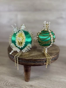 Vintage Weihnachten 70’s Push Pin Satin Bead Embellished Ornament Green Gold -SET - Bild 1 von 14