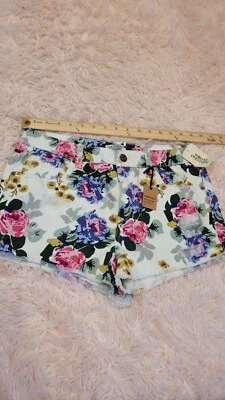 NWT Forever 21 Premium Denim Women's White Cotton Floral Low Rise Shorts Size 28 - Image 1 of 4