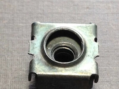  1 pieza GM Chevy Buick 10-32 chapado en negro acero bajo en carbono estilo atasco tuerca enjaula NORS Foto 1 de 4