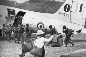 Aviation - Militaria - Indochine 1953 - Evacuation de Na San par Dakota - Imagen 1 de 1