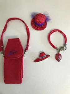 Neu ohne Etikett Red Hat Society winzige Tragetasche, Hutring, Armband, Pin (4 Stück) - Bild 1 von 5