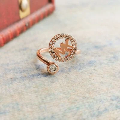 Anillo abierto Michael Kors monograma logotipo y cristal talla 8 - oro rosa Foto 1 de 3