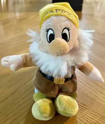 Pelúcia Happy Snow White And The Seven 7 Dwarfs H8 Disney Store 8” - Imagem 1 de 4