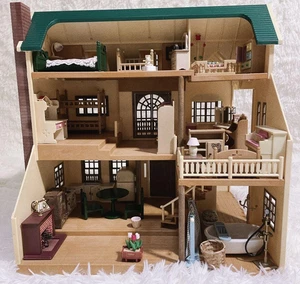 EPOCH Sylvanian Families Green Hill Haus Set mit Möbeln & Figuren gebraucht - Bild 1 von 20