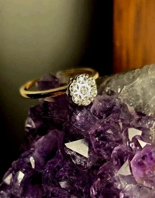 Vintage Daisy Floral Motiff Engagement Ring• 10k gold & Genuine Diamonds• Size 6 - Image 1 of 4