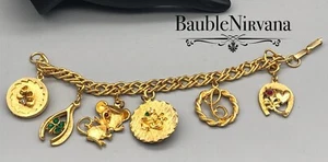 Retro "C" schwere klobige goldfarbene Charms am Armband Baby Schuhe Querlenker Maus + - Bild 1 von 2