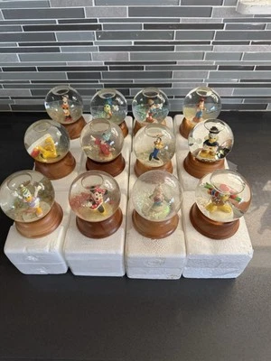Lote de 12 Primera Edición Limitada Disney Cristal Nieve Globo Colección Madera De Colección Foto 1 de 4