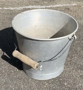 alter Milcheimer aus Aluminium mit Holzgriff der Eimer ist dicht - Bild 1 von 5