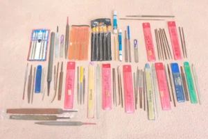ENORME Gran Mezcla Lote de Pequeños Archivos Metal Cerrajero Artista Escultor Joyero Accesorios ZX - Imagen 1 de 9