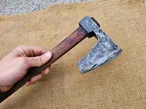 PICCOLA ANTICA ASCIA VICHINGA BARBUTA FORGIATA A MANO CAMPEGGIO BUSHCRAFT HATCHET - Foto 1 di 18