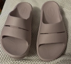 Oofos Ooahh Damengröße 7 leichte Recovery-Pantoletten Sandalen lavendel gebraucht, in einwandfreiem Zustand - Bild 1 von 7
