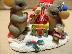 Charming Tails LOVE IS THE BEST GIFT Special Edition Maxine Mackenzie Figurine - Picture 1 of 6
